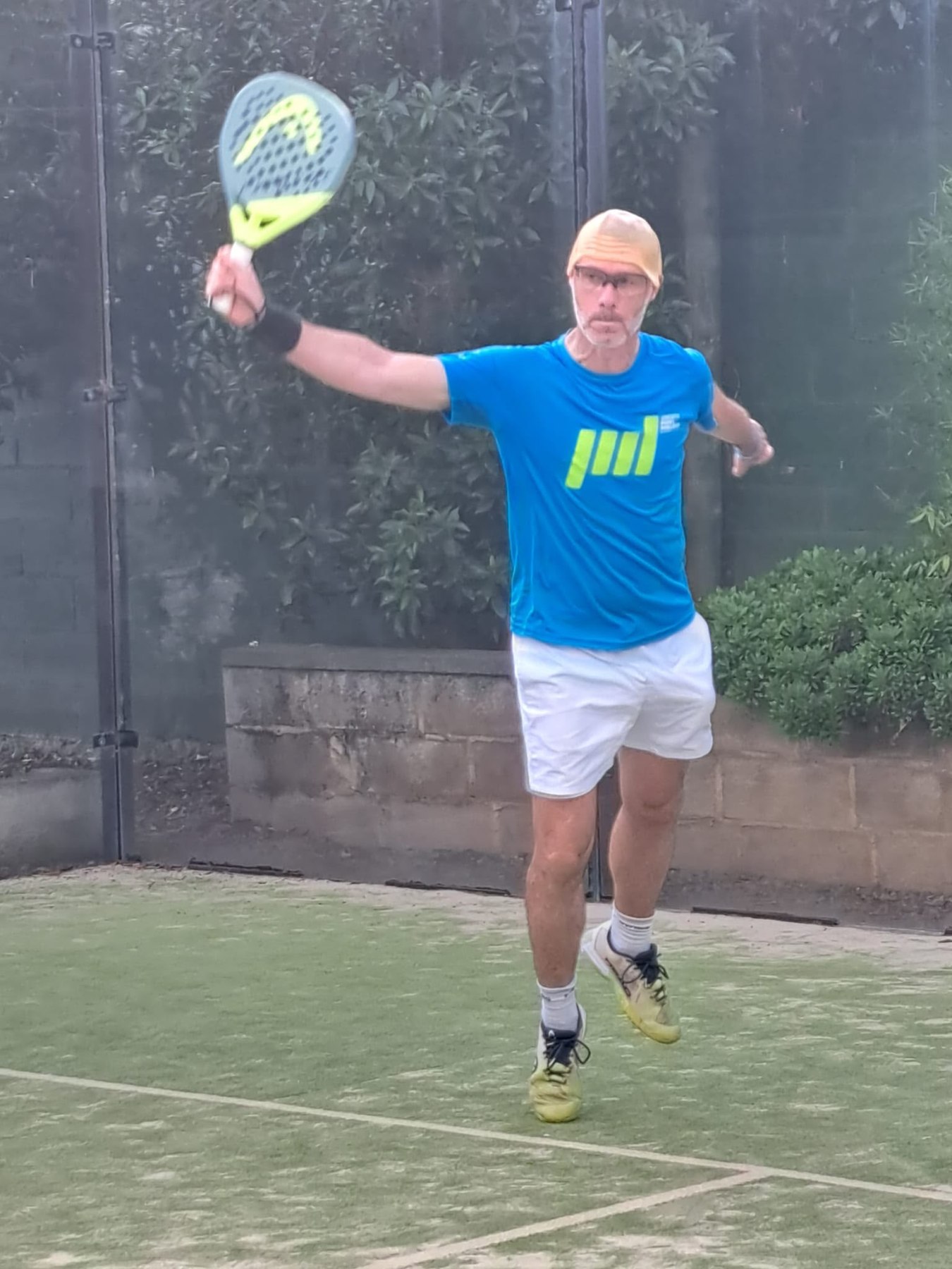 Un jugador preparado para golpear la pelota